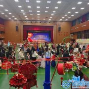 着激动慷慨的鼓点声